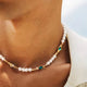 Collier en perles d'imitation et détails dorés