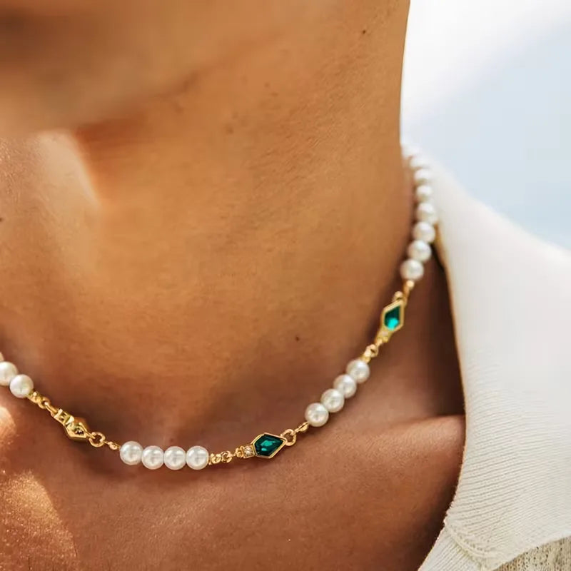 Collier en perles d'imitation et détails dorés