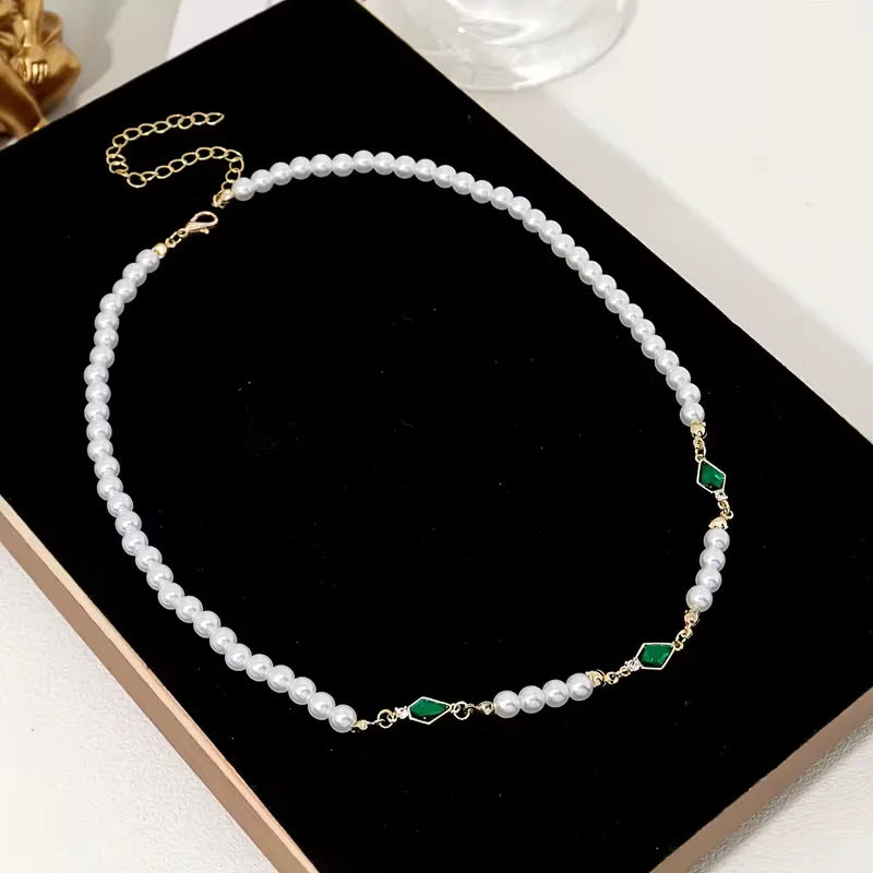Collier en perles d'imitation et détails dorés