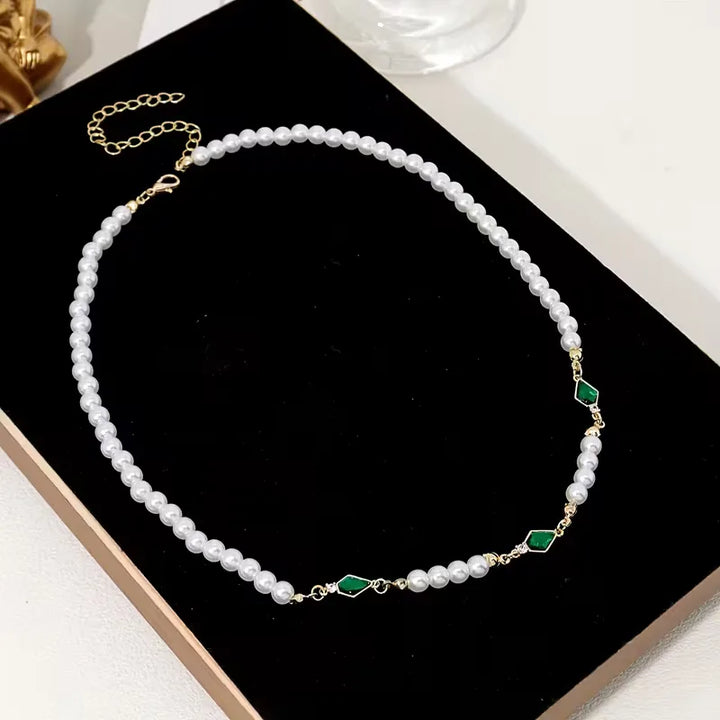 Collier en perles d'imitation et détails dorés