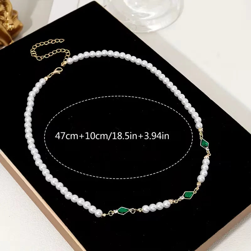 Collier en perles d'imitation et détails dorés
