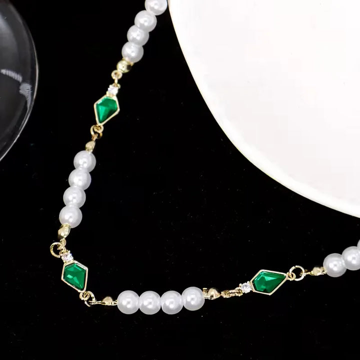 Collier en perles d'imitation et détails dorés