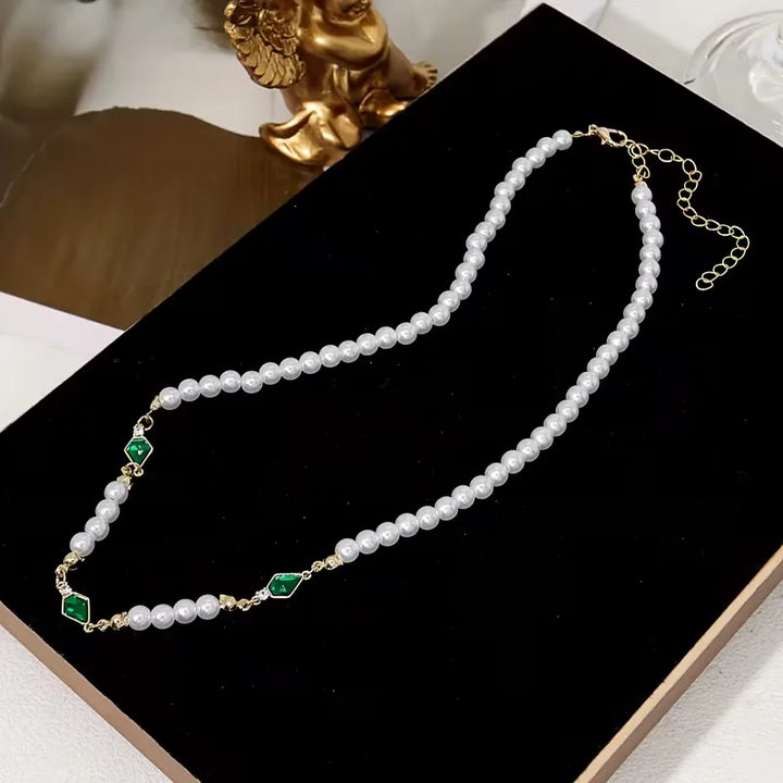 Collier en perles d'imitation et détails dorés