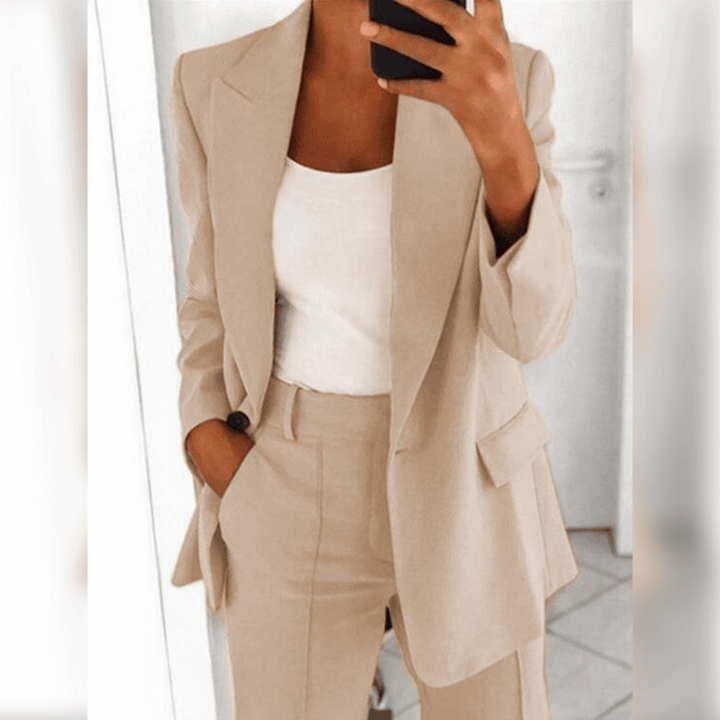 Elisa – Tailleur Élégant et Confortable