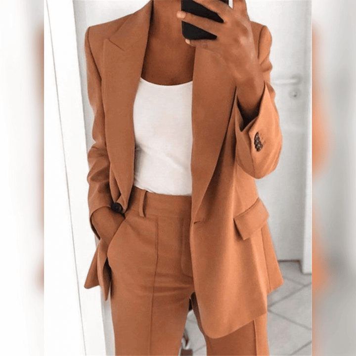 Elisa – Tailleur Élégant et Confortable