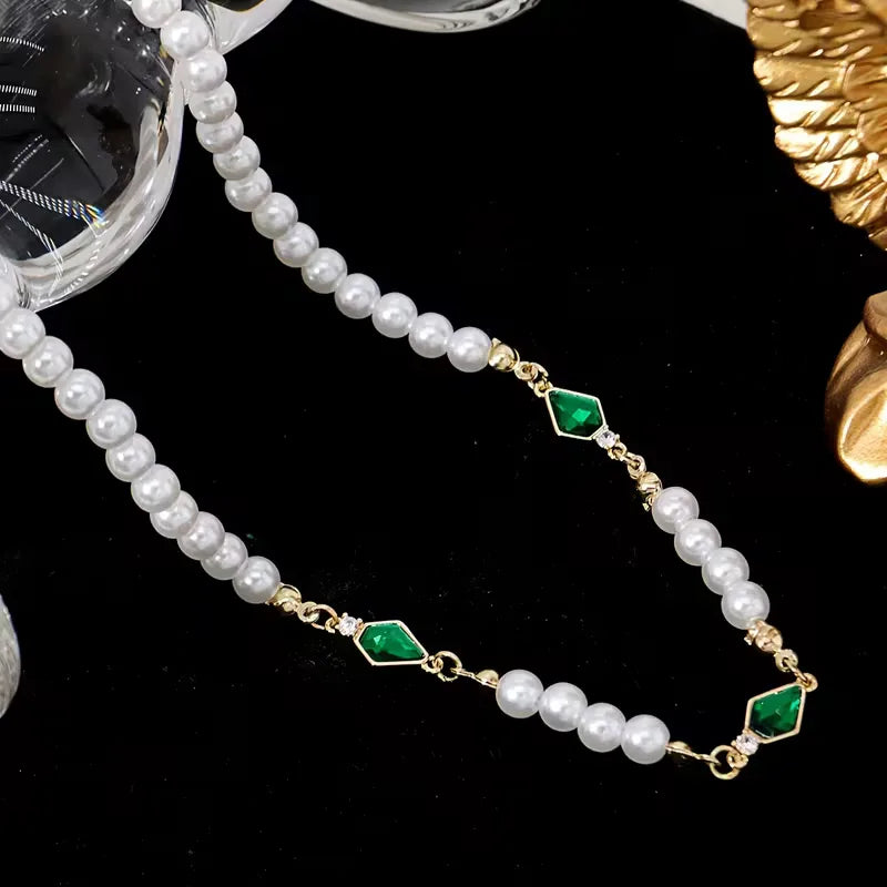 Collier en perles d'imitation et détails dorés