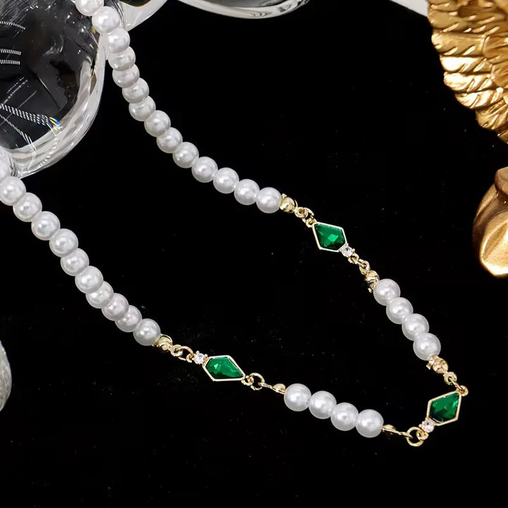 Collier en perles d'imitation et détails dorés