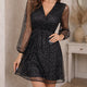 Robe courte noire à décolleté en V et manches longues