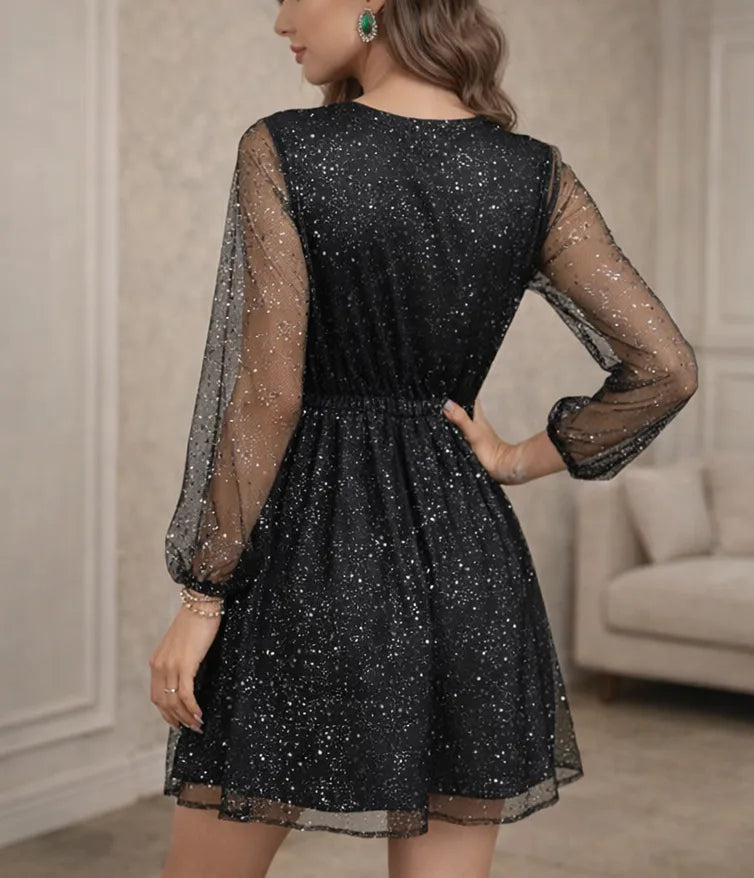 Robe courte noire à décolleté en V et manches longues