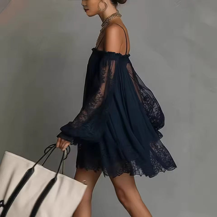 Agathe – Mini Robe Bleue Épaules Dénudées en Dentelle