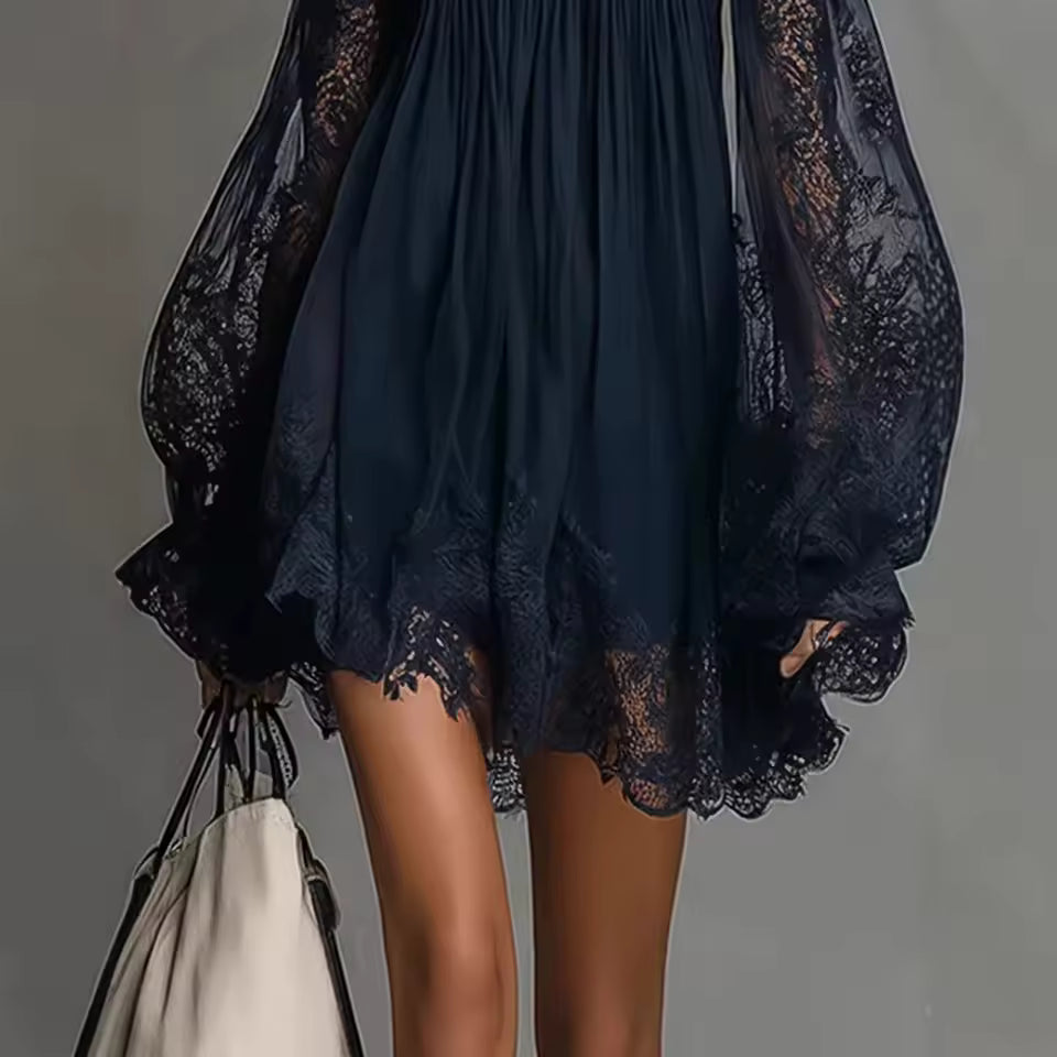 Agathe – Mini Robe Bleue Épaules Dénudées en Dentelle