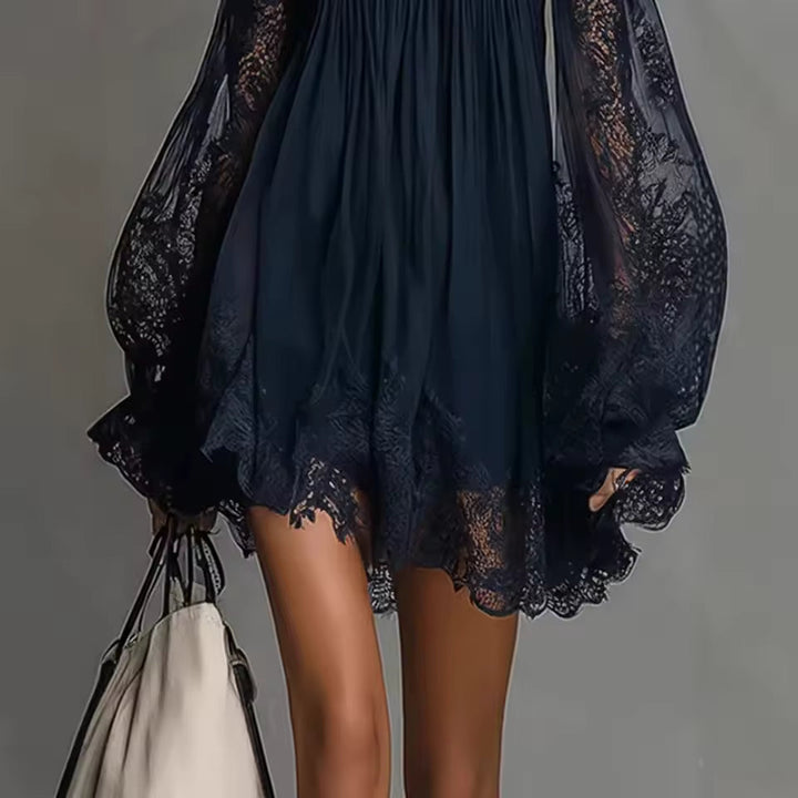 Agathe – Mini Robe Bleue Épaules Dénudées en Dentelle