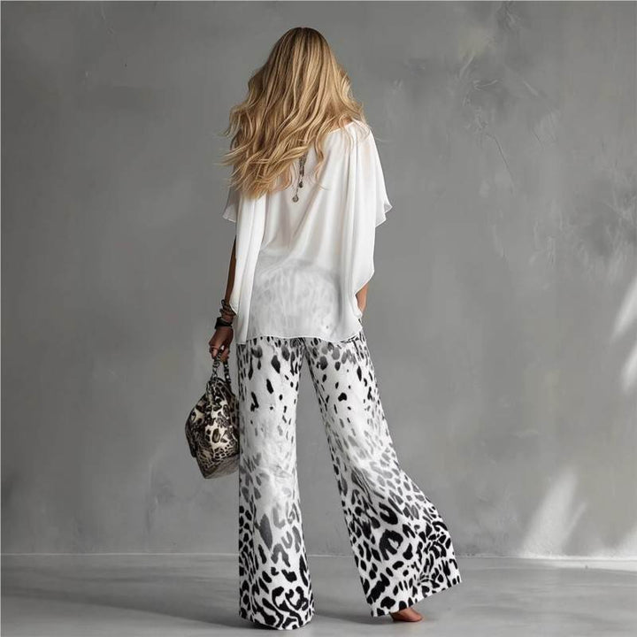 Inès – Ensemble Chemisier Blanc et Pantalon Léopard